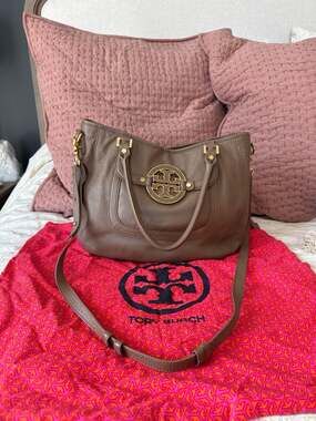 Tory Burch Amanda Classic Hobo Satchel in Taupe Pebbled Leather